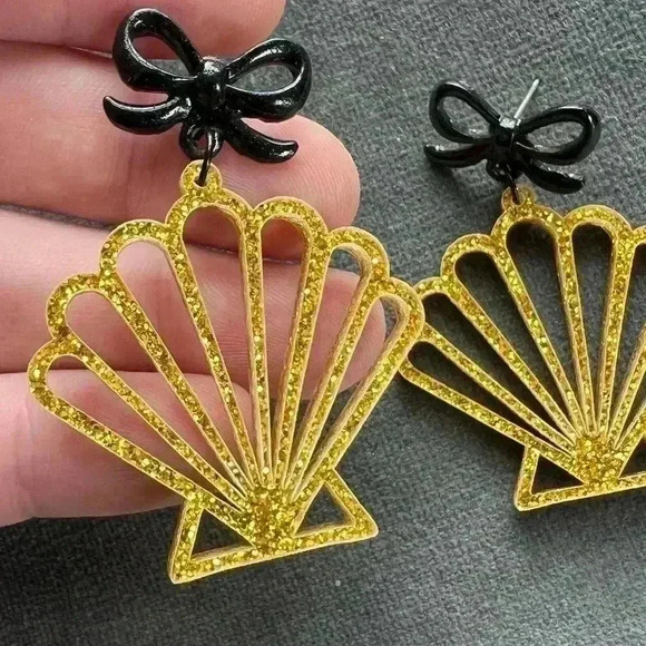 Mermaid Shell Earrings - Laser Cut Acrylic lightweight gold - Picture 4 of 5